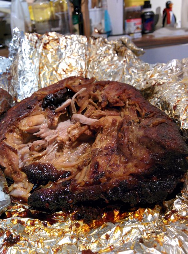 Pulled Pork trækkes herefter fra hinanden.